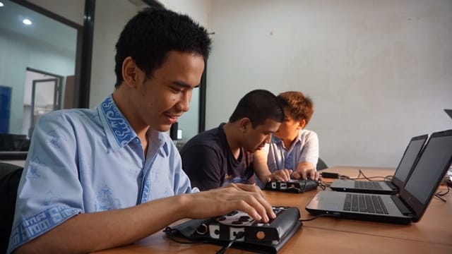 siswa tunanetra sedang mencoba braille display