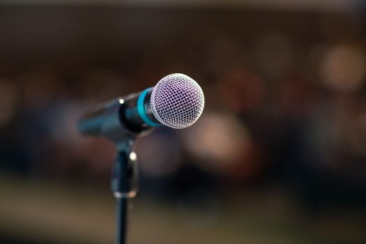 sebuah standing mic di atas panggung
