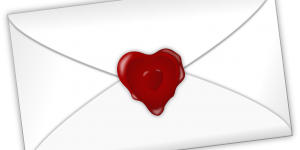 amplop surat dengan perekat berbentuk hati warna merah