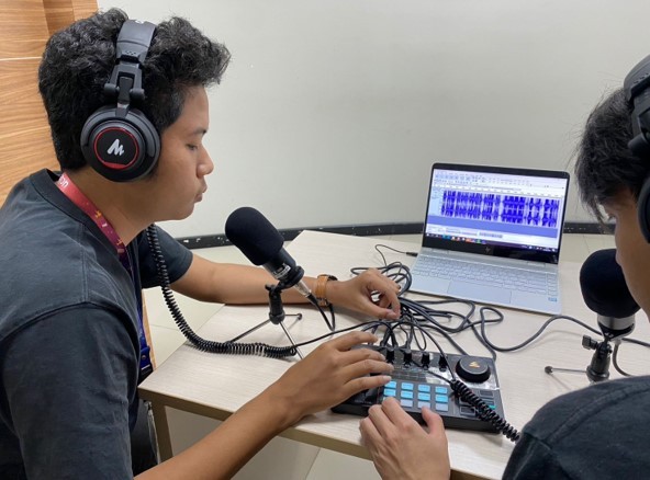 tunanetra menggunakan alat podcast