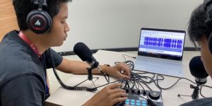 Illustrasi penyandang tunanetra saat menggunakan alat untuk produksi podcast (UMN/Samiaji Bintang Nusantara)