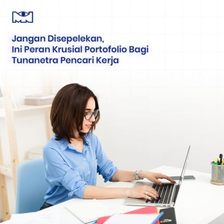 seseorang sedang mengetik menggunakan laptop